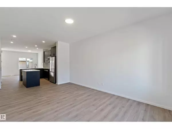 Edmonton, AB T6M3B2,2815 193 ST NW