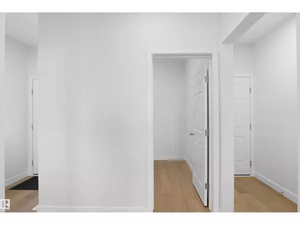 Edmonton, AB T6M1P7,2124 210 ST NW