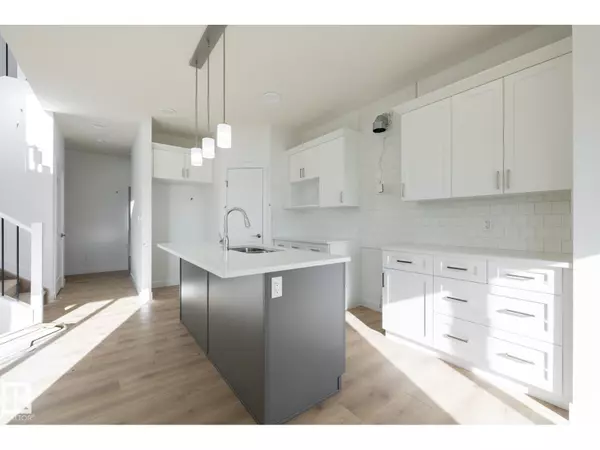 Edmonton, AB T6X3H9,2639 5 AV SW