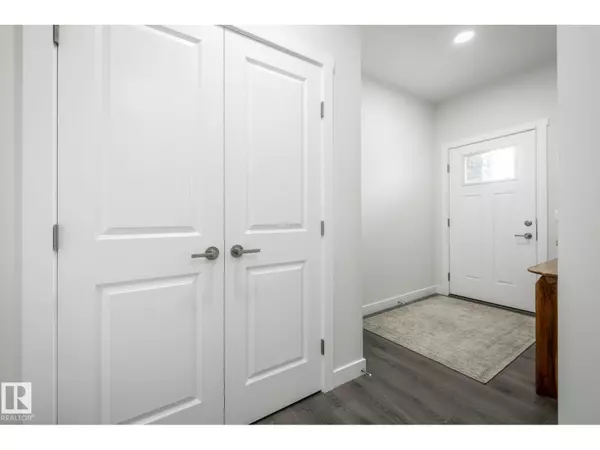 Edmonton, AB T6X3H9,2639 5 AV SW