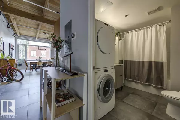 Edmonton, AB T5J1K3,#208 10309 107 ST NW