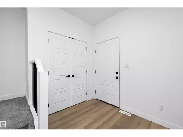 Edmonton, AB T5Y3X1,6079 180 AV NW