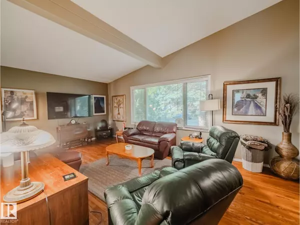 St. Albert, AB T8N1R3,50 FLAGSTONE CR