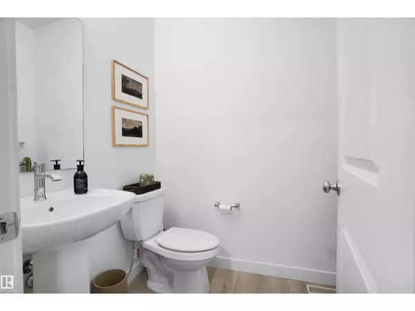 Edmonton, AB T5Z0V8,17732 73 ST NW