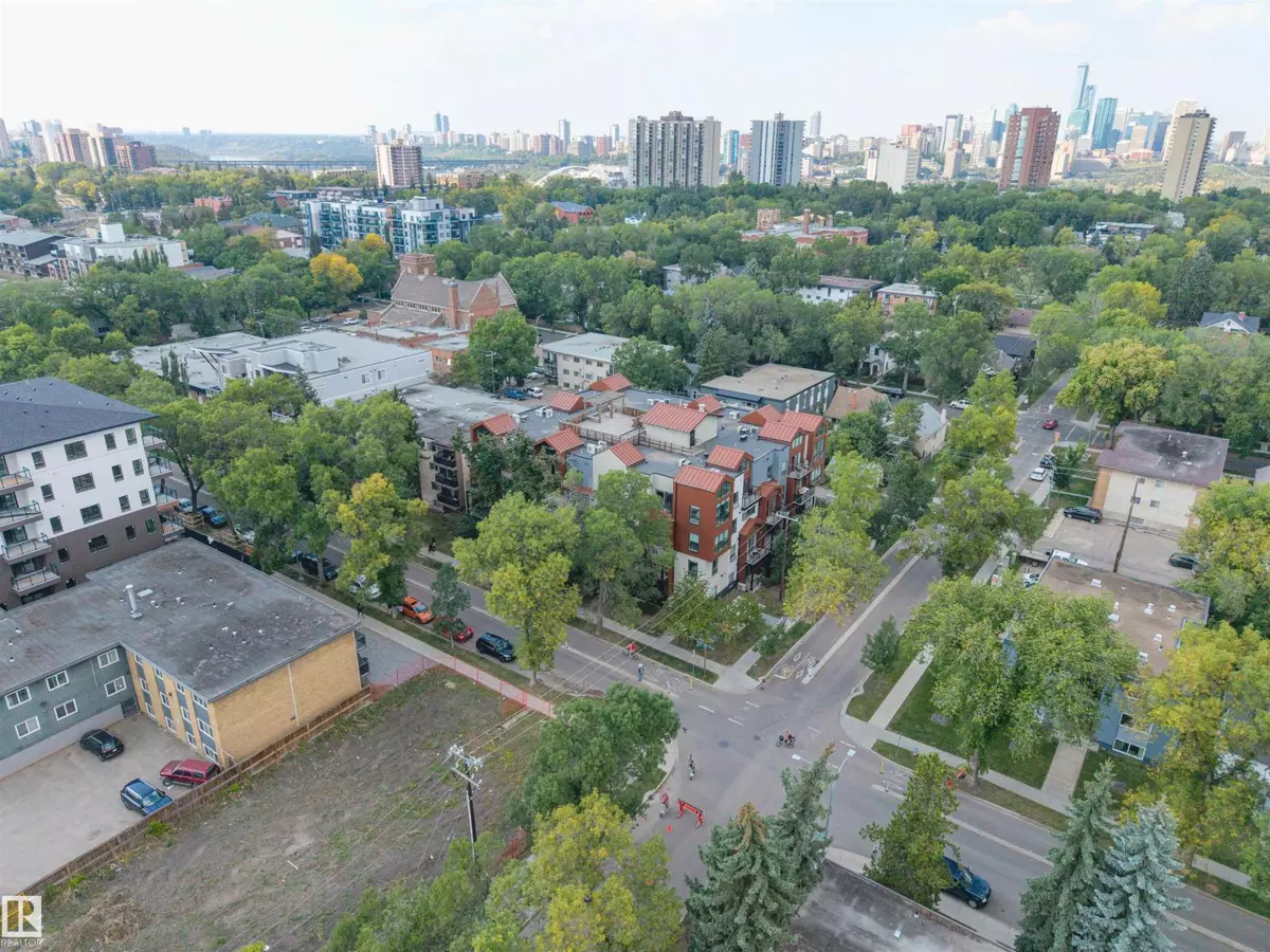 Edmonton, AB T6E2C2,#204 10006 83 AV NW