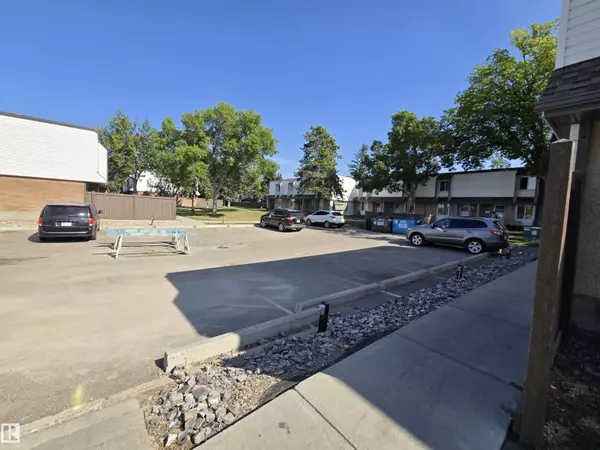 Edmonton, AB T6J2L3,5E 1 GARDEN GV NW