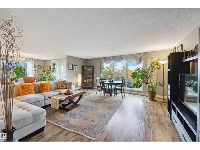 #305 8707 107 ST NW, Edmonton, AB T6E5J5