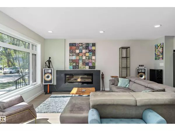 Edmonton, AB T5M0C3,12204 117 AV NW