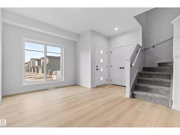 Edmonton, AB T6W5J3,6373 KING WD SW