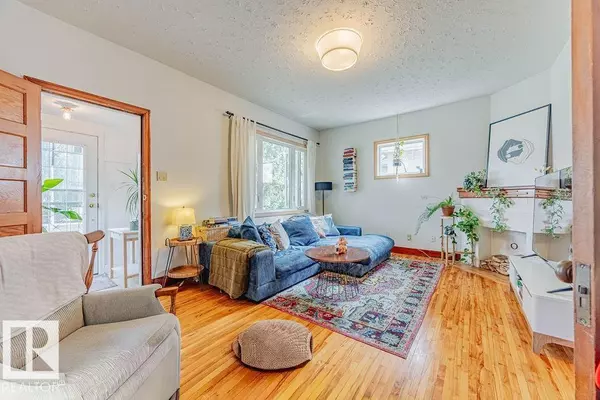 9833 83 AV NW, Edmonton, AB T6E2B8