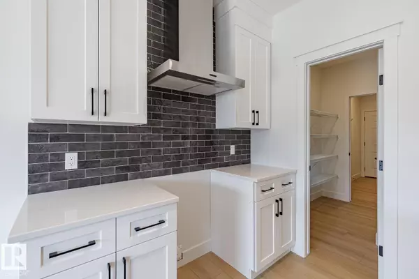 15679 18 AV SW, Edmonton, AB T6W5E1