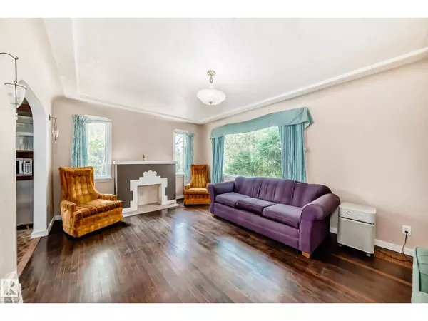 Edmonton, AB T5G1K8,11233 95 ST NW