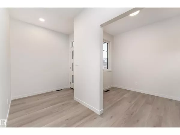 Edmonton, AB T6W5K5,2319 159 ST SW