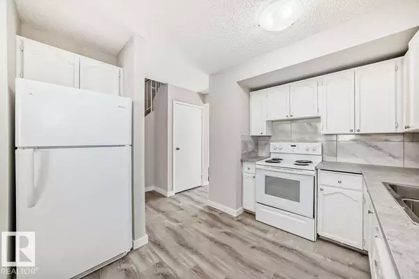 Edmonton, AB T5A4A4,1259 HOOKE RD NW