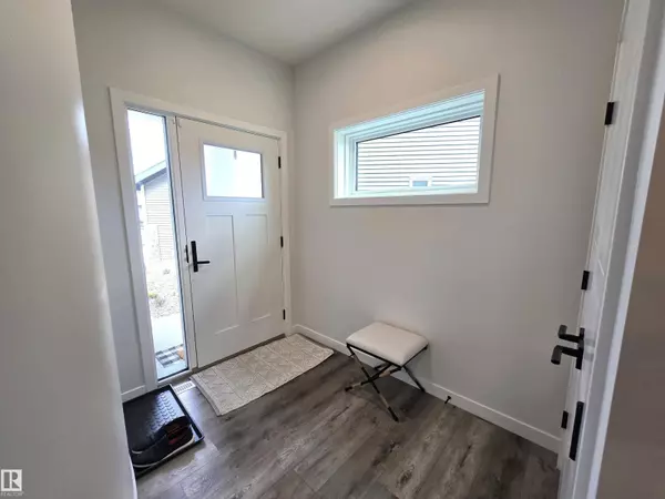 Edmonton, AB T6M0Z2,1663 ENRIGHT WY NW