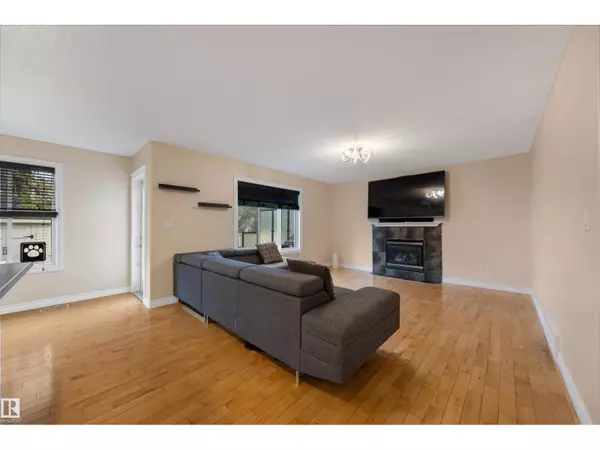 Edmonton, AB T6W0B3,2708 MILES PL SW