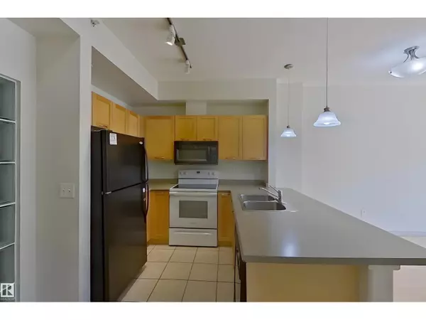 Edmonton, AB T5Y3E8,#1-518 4245 139 AV NW