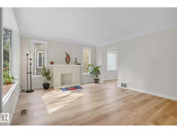 Edmonton, AB T6G0A6,11222 71 AV NW