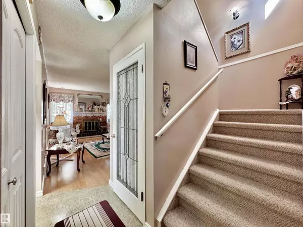 Edmonton, AB T5Y1S1,2303 139 AV NW