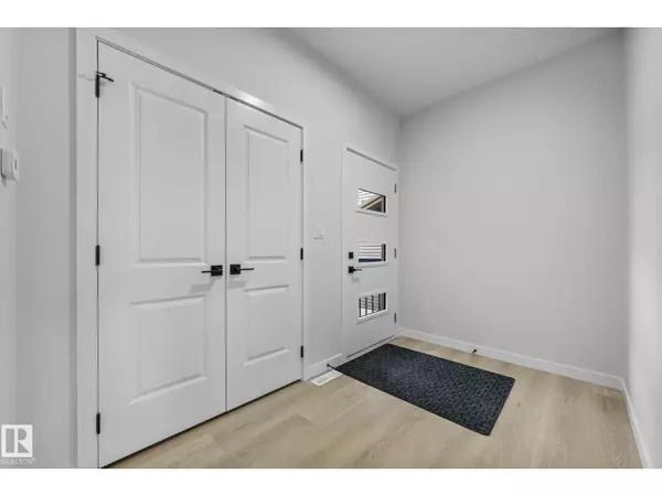 Edmonton, AB T6W5J3,6385 KING WD SW