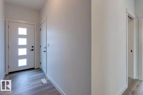 Edmonton, AB T6M3A8,2819 191 ST NW NW