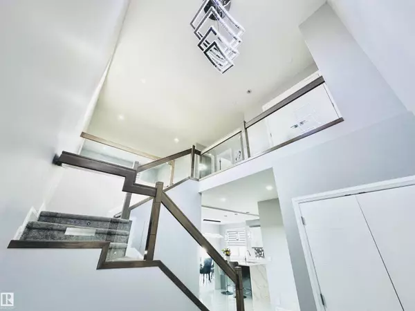 Edmonton, AB T5Y3V5,6222 172A AV NW