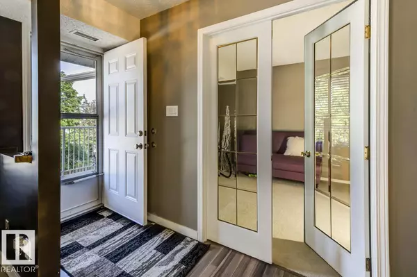 Edmonton, AB T5Y2L1,2346 151 AV NW