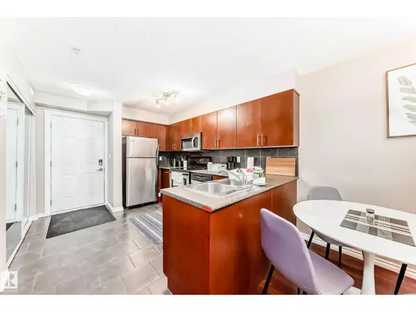 Edmonton, AB T5H0B8,#104 10118 106 AV NW