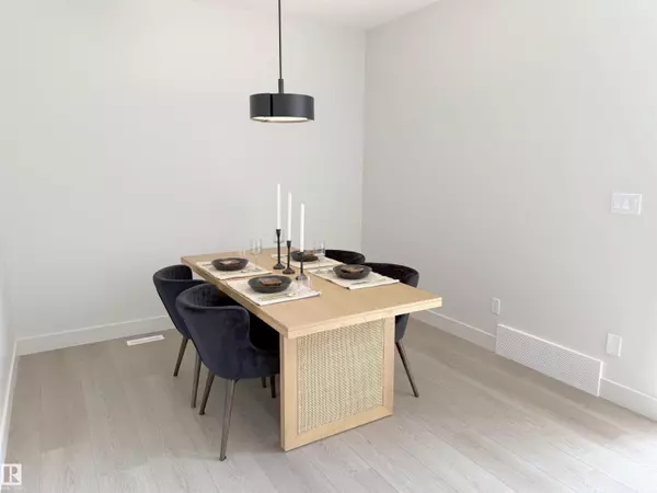 Edmonton, AB T5Y0K8,6235 175 AV NW