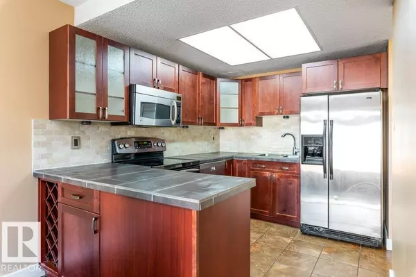 Edmonton, AB T5T1V3,216 CHATEAU PL NW