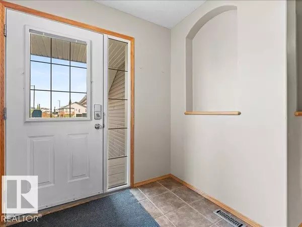 Edmonton, AB T5X6H1,121 CASTLE DR NW