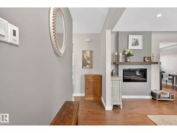 Edmonton, AB T5R5G9,14808 93 AV NW