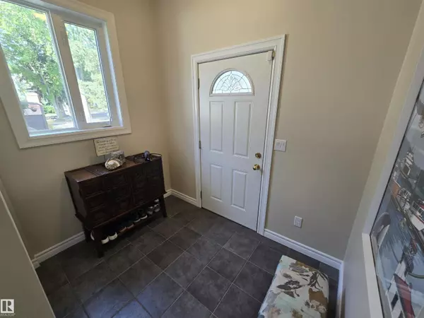 Edmonton, AB T5M2G3,13207 109 AV NW