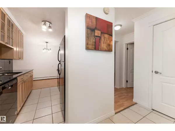 Edmonton, AB T6E2B9,#101 9925 83 AV NW NW