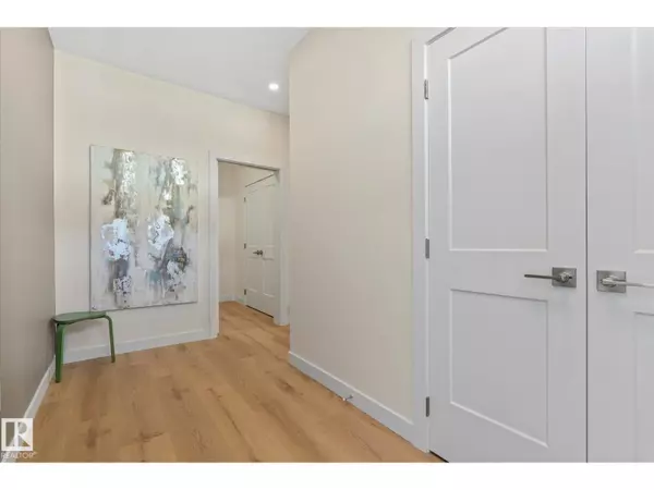 Edmonton, AB T5Y4H8,1904 155 AV NW