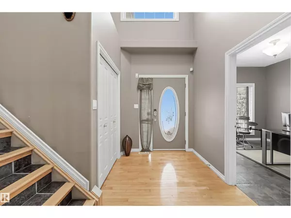 Edmonton, AB T6R2P2,2007 HADDOW DR NW