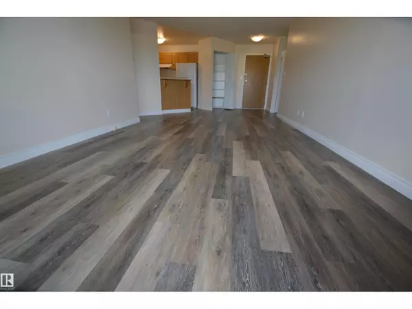 Edmonton, AB T6J5S8,#304 10511 19 AV NW