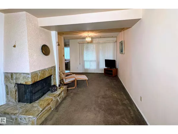 Edmonton, AB T6L1V9,5345 HILL VIEW CR NW