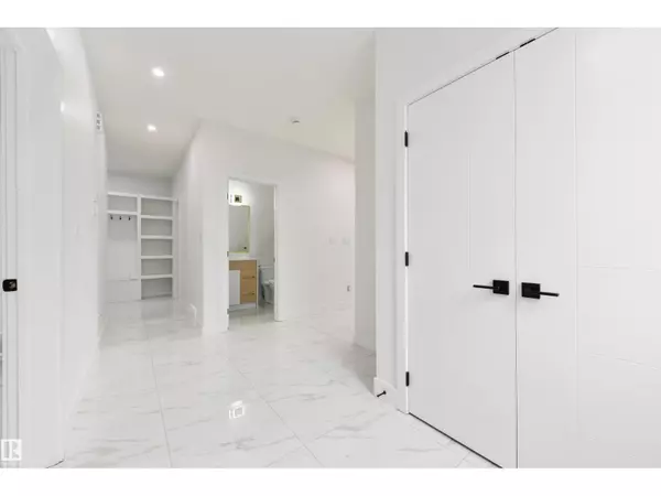 Edmonton, AB T6X3B2,536 37 ST SW