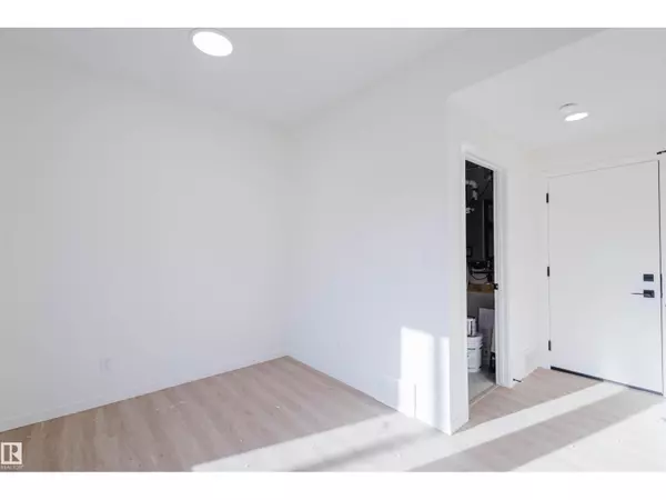 Edmonton, AB T6X3C9,463 33 ST SW