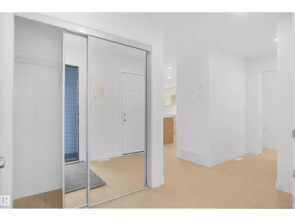 Edmonton, AB T5Y4G1,644 176 AV NE