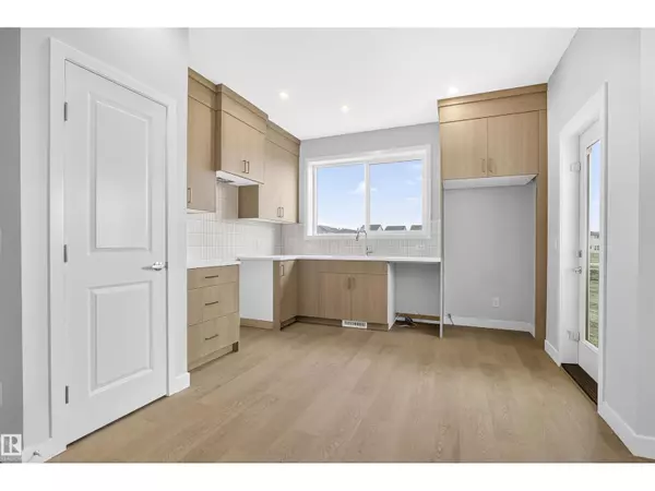 Edmonton, AB T6M3G6,3727 ERLANGER DR NW