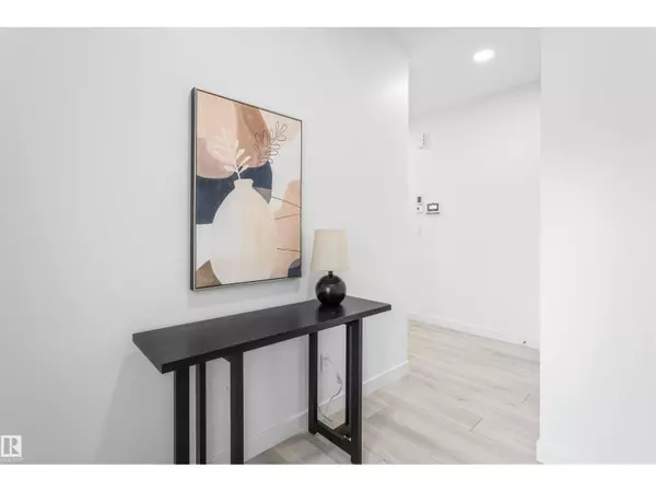 Edmonton, AB T6M3H7,1972 210 ST NW