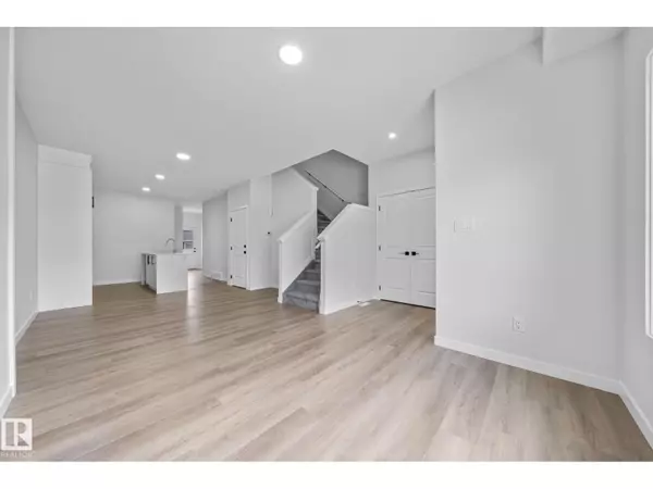 Edmonton, AB T6W5K1,16521 20 AV SW