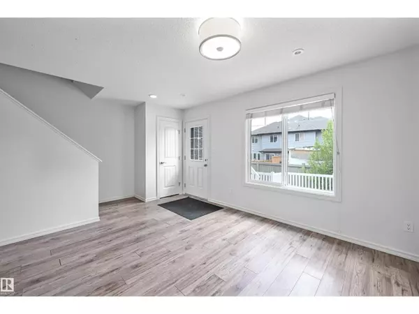 Edmonton, AB T6T1A6,#3 2215 24 ST NW