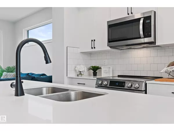 Edmonton, AB T6W5N5,3284 KESWICK WY SW