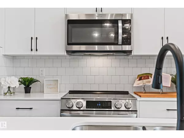 Edmonton, AB T6W5N5,3284 KESWICK WY SW