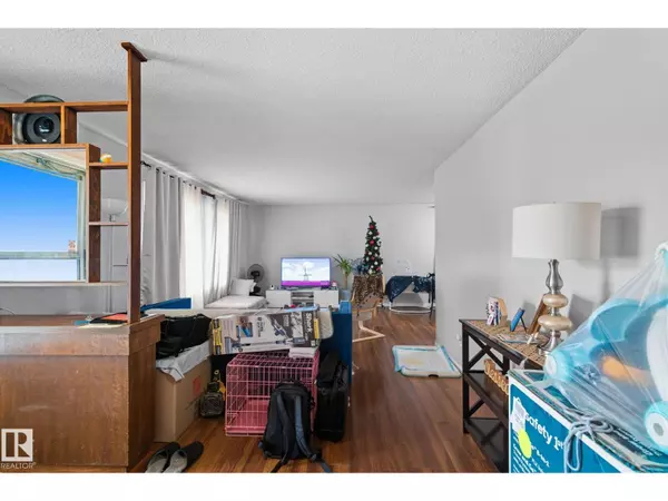 Edmonton, AB T5X1S8,11740 152 AV NW NW