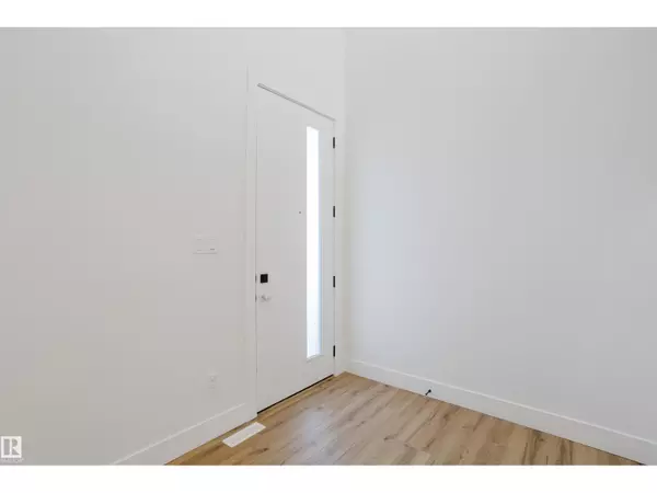 Edmonton, AB T6M3H2,21112 26 AV NW