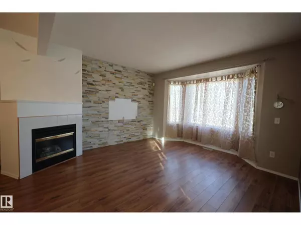 Edmonton, AB T5R1Z5,9447 156 ST NW